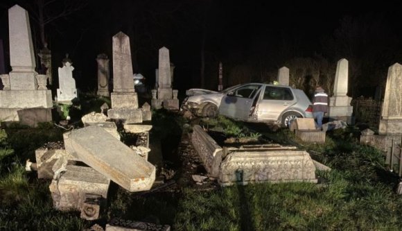 Úgy betintázott, mint egy szerencsétlen, aztán a temetőben landolt az autójával