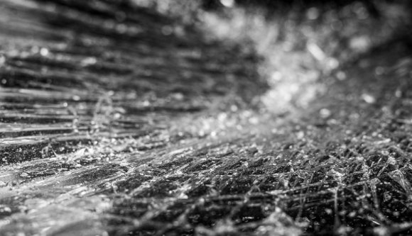 Betörték az ukrán autó szélvédőjét, miután a sofőr elgázolt egy szabálytalanul átkelő gyereket