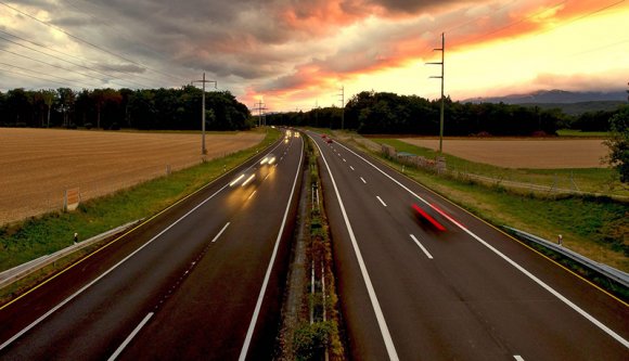 Gombhoz a kabátot: megszabták a gyorsforgalmi utakra érvényes sebességhatárt – már csak gyorsforgalmi utak kellenek...