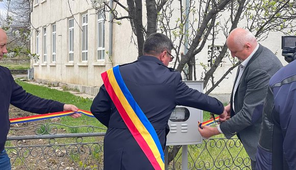 Pópák és hivatalosságok koszorúja közepette felavattak egy… gázórát