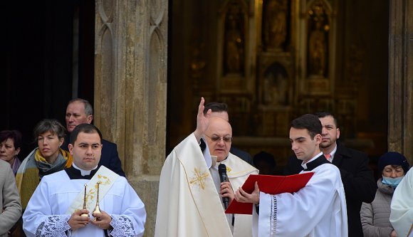Először „jött ki” a húsvéti ételszentelés a kolozsvári Szent Mihály templom elé (FOTÓK)
