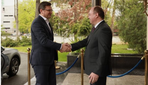 Fegyvereket kért az ukrán külügyminiszter Bukarestben. És Románia hallgat