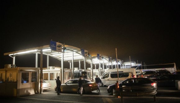 Az enyhülő járványhelyzet hatása: hatalmas volt a forgalom a határátkelőkön ortodox húsvétkor