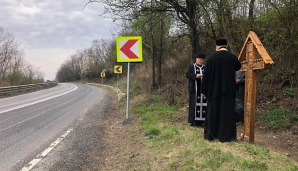 Fokozott közlekedésbiztonság: a beszentelés után keresztet is kihelyeztek az autósok életét keserítő halálkanyarba