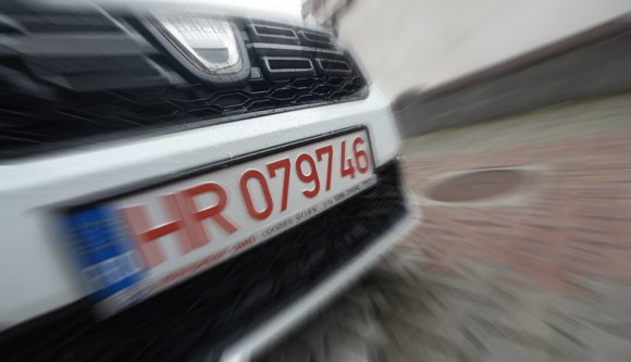 Végre! Megy az ember a gépjármű-nyilvántartó hivatalba és azonnal kapja a rendszámot