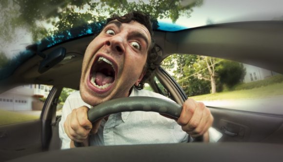 Nem örült, hogy megállították a rendőrök, ezért nekik hajtott, majd elhúzott a helyszínről