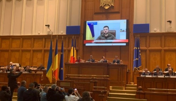 Népirtással vádolta az oroszokat, és az ukrajnai románok védelmét ígérte a bukaresti parlamentben beszélő ukrán elnök (VIDEÓval)