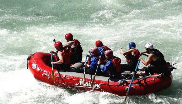 Tragédia egy rafting versenyen: több csónak felborult, egy ember meghalt