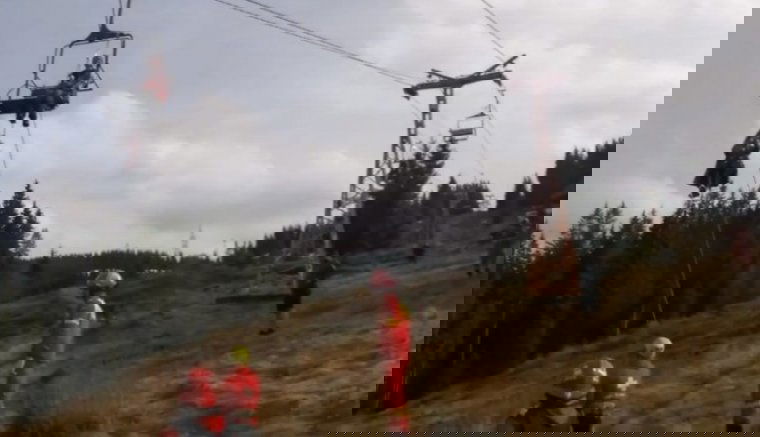 Terepjáróval menőzve ütközött egy sífelvonónak, több mint 50 ember életét sodorta veszélybe