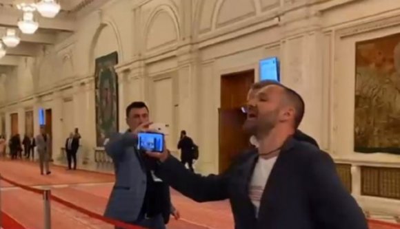 Bájcsevej a parlamentben: „Teee, faragatlan, teee valutás, azt akarod, hogy megverjelek?”