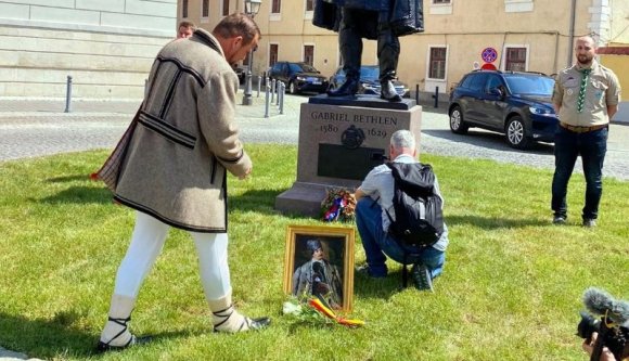Nem bírta ki az egyik PSD-s szenátor, hogy ne tegye oda Avram Iancu képét a frissen leleplezett Bethlen Gábor-szobor elé (VIDEÓv