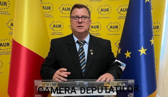 Megütötte a bokáját egy AUR-os honatya, amiért kifecsegte a Facebookon az ellene zajló eljárás részleteit