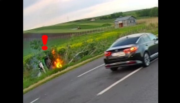 Döbbenetes: egy felborult autó mellett úgy húznak el az autósok, mintha mi sem történt volna (VIDEÓval)