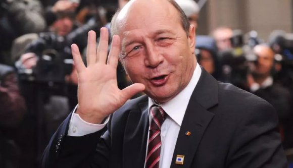 A jogerősen besúgóvá nyilvánított Băsescu nagyon szeretné visszakapni az elvett kiváltságait, ezért perel