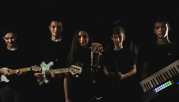 Slágergyanús kamaszpop Szászrégenből: hallgassa meg a DreamFlow új dalát (VIDEÓval)