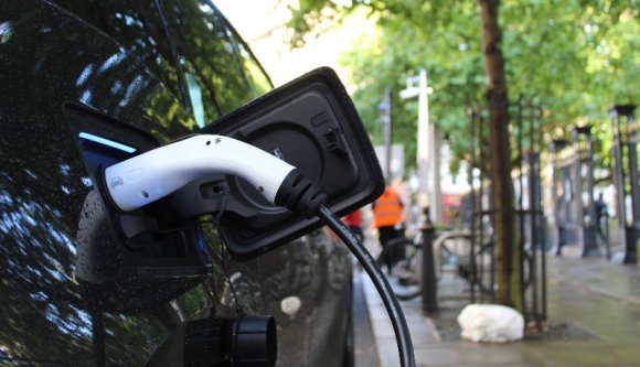 A romániaiak fele már inkább elektromos vagy hibrid autóra cserélné a hagyományos verdát