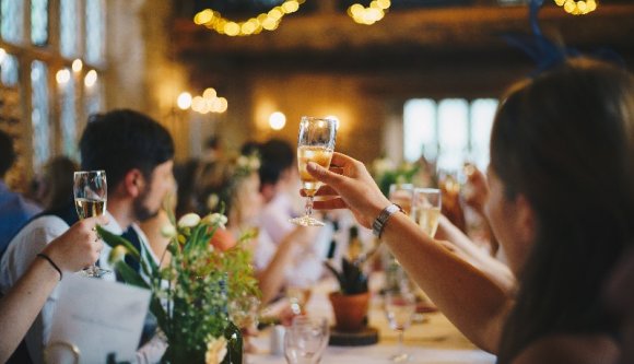 Nem futja a lagzira, mert drága a jéghattyú? Hamarosan állami hiteleket vehet fel a rongyrázásra!