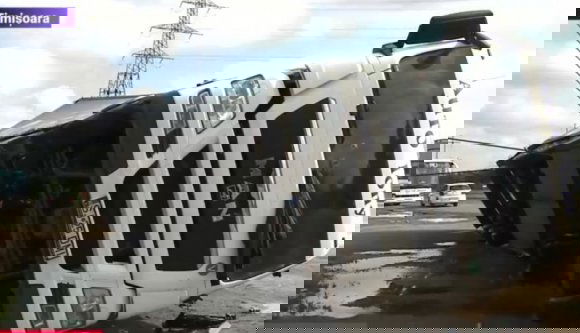 Alaposan megrángatta a Bánságot az ítéletidő, két kamiont menet közben borított fel a viharos szél