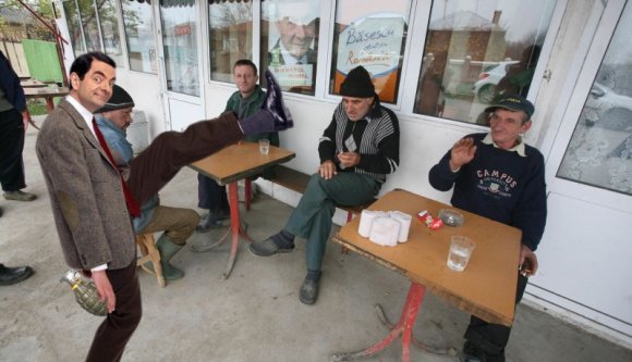 Talált egy kézigránátot az árokban, de pont a kocsmába tartott, így hát magával vitte