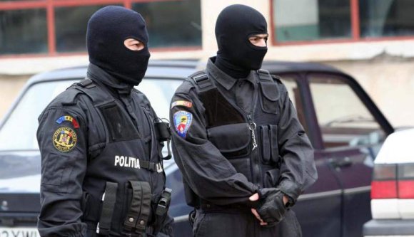 Bizalmas vizsgálati infókkal látták el az egyenruhások a bűnözőket, de jött a DNA