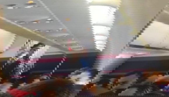 Meglopták a londoni repülőjárat egyik utasát, rendőröket hívtak a fedélzetre