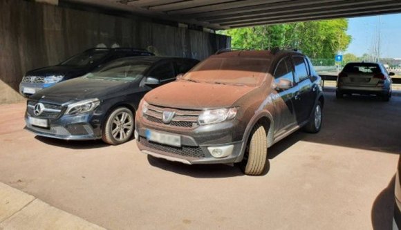 Olyan elánnal festették le egy felüljáró korlátját, hogy a járdára, az úttestre és az autókra is jutott a festékből