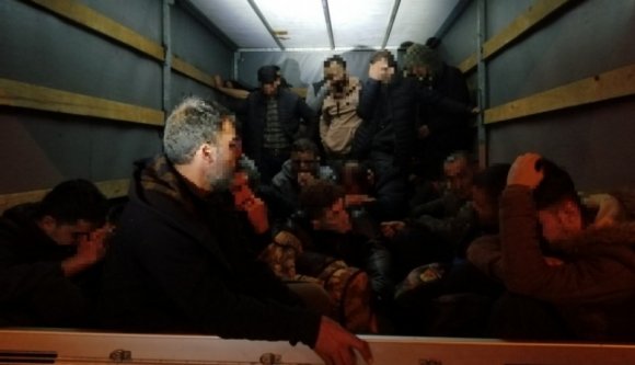 Román embercsempészeket csíptek el Magyarországon, kisteherautóval szállították a migránsokat