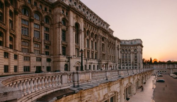 Nem lepődtünk meg: visszakaphatják különleges nyugdíjaikat az exhonatyák (FRISSÍTVE)