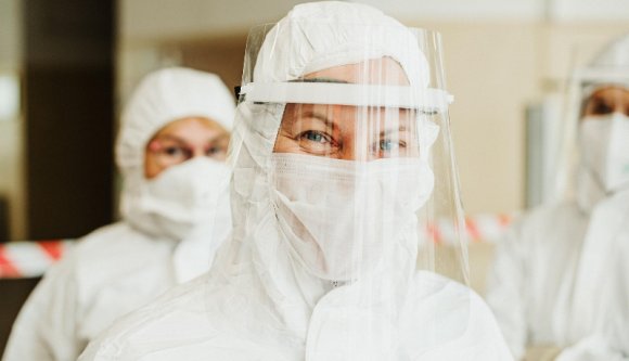 Nem mindenhol maradhatnak a járvány idejére felvett egészségügyi alkalmazottak, pedig krónikus munkaerőhiány van