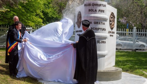 Így avatott református emlékművet Bukarest polgármestere (FOTÓKkal)