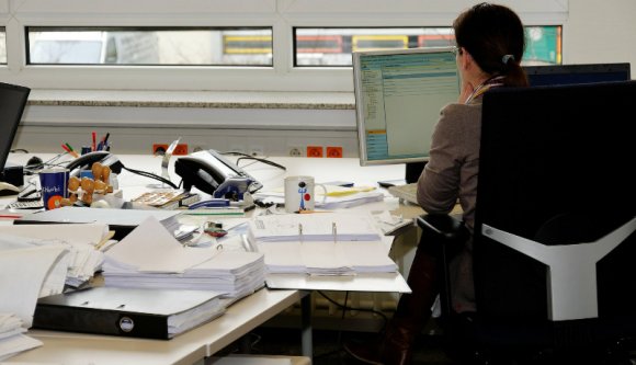 Száz hivatalnokot, ezret! Tovább hizlalják a méretében enélkül is rekordot tartó állami apparátust