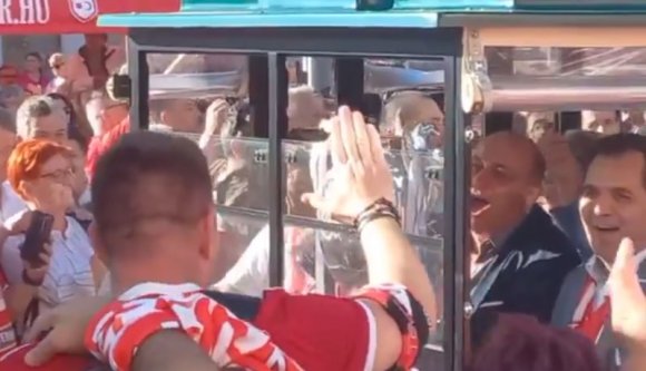 Így ünnepelik a kupagyőzelmet a Sepsi OSK játékosai és szurkolói Szentgyörgy főterén (VIDEÓval)