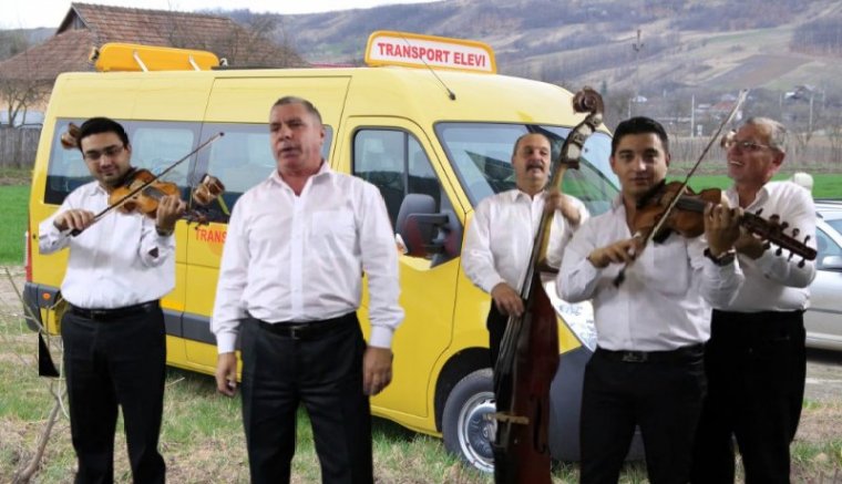 Egy községben el kell adni az iskolabuszokat, hogy kifizethessék a falunapi zenészeket