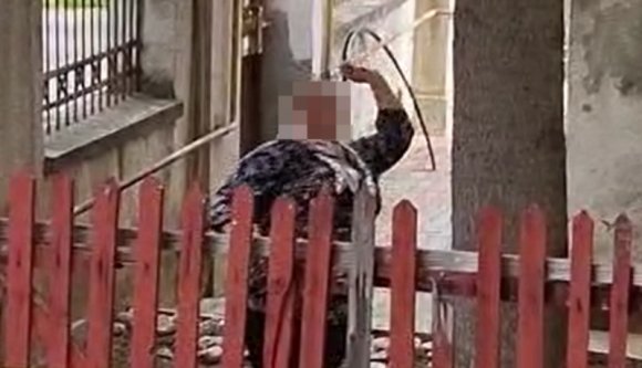 Kövekkel és halálos fenyegetésekkel üldözték el a menekültekkel foglalkozó segélyszervezetet a szomszédok (VIDEÓval)