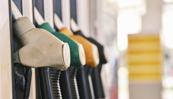 Ezért nem tud magyarországi mintára sapkát húzni a benzinárakra Románia