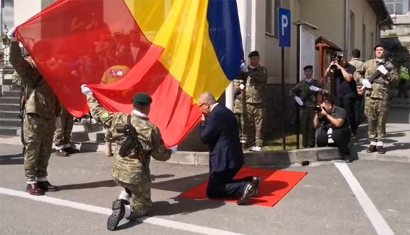 A védelmi miniszter úgy tudja, a helyi közösségek szabadon használhatják jelképeiket