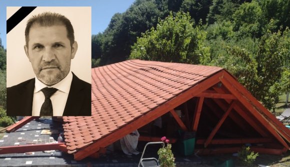 Meghalt az alprefektus, miután rázuhant a tető a tanácskozó elöljárókra