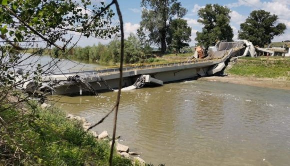Hír a jól elvégzett munka országából: leszakadt egy alig pár hónappal ezelőtt felújított híd (VIDEÓval/FRISSÍTVE)