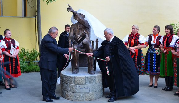 Színre lépett Kós Károly első egész alakos szobra Erdélyben! (FOTÓK)