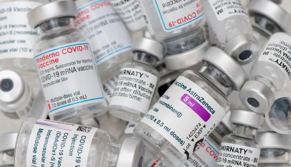 Románia és Magyarország is sokallja az EU által vásárolt koronavírus-oltásokat, módosítást kérnek