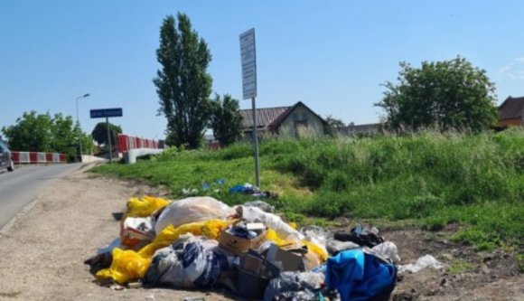 Na hová szórta ki a szemetet néhány felelős állampolgár? Naná, hogy a tábla mellé, amely a szemetelőket figyelmezteti