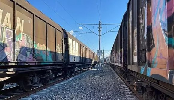 Újabb tragédiát okozott a vasúti kocsik tetején való szelfizés mániája Erdélyben