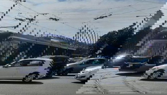 Első „munkanapján” lerobbant egy kereszteződésben a méregdrága temesvári villamos, majd az utasok jól teleszemetelték