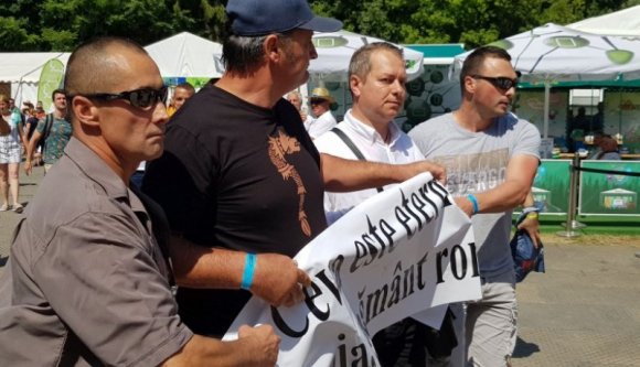„Erdély román föld!” Jól megvédték a hazát a román nacionalisták a tusványosi Orbán-beszéd alatt (VIDEÓval)