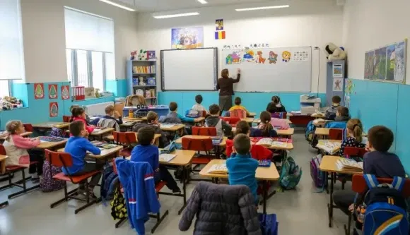A takarékosság jegyében úgy nem vesznek fel a közszférában új munkaerőt, hogy a tanügyben azért de