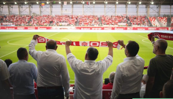 Hogy mehet el a magyar miniszterelnök egy romániai csapat meccsére?