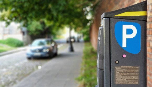 Két zseni leszerelte a rendszámtábláját, hogy megússza a parkolási díjat – életük legdrágább parkolása volt