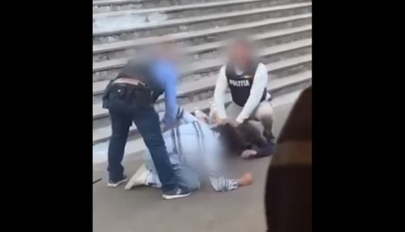 Gumibottal vert meg a rendőr egy földön fekvő fiatalt Tusnádfürdőn (VIDEÓval)
