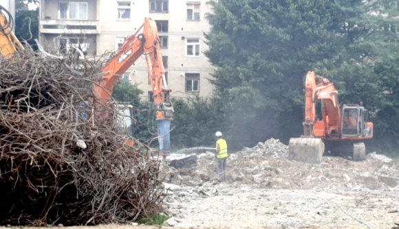 Sajátos építési mód Szebenben: a második félbehagyott középületet bontják le, mert rosszul fogtak neki