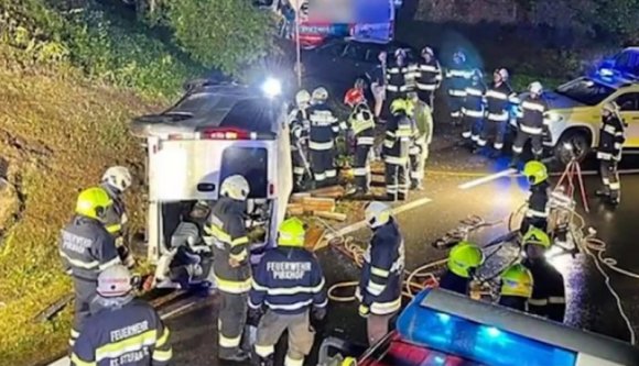 Felborult egy romániai idősgondozókat szállító kisbusz Ausztriában, egy utas nem élte túl a szerencsétlenséget